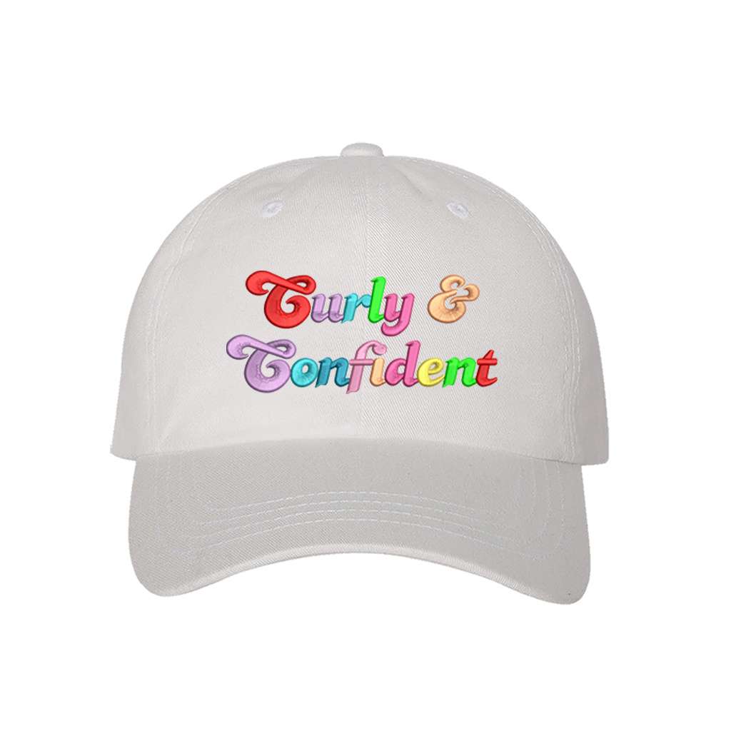 White baseball hat embroidered with the phrase curly & confident-DSY Lifestyle