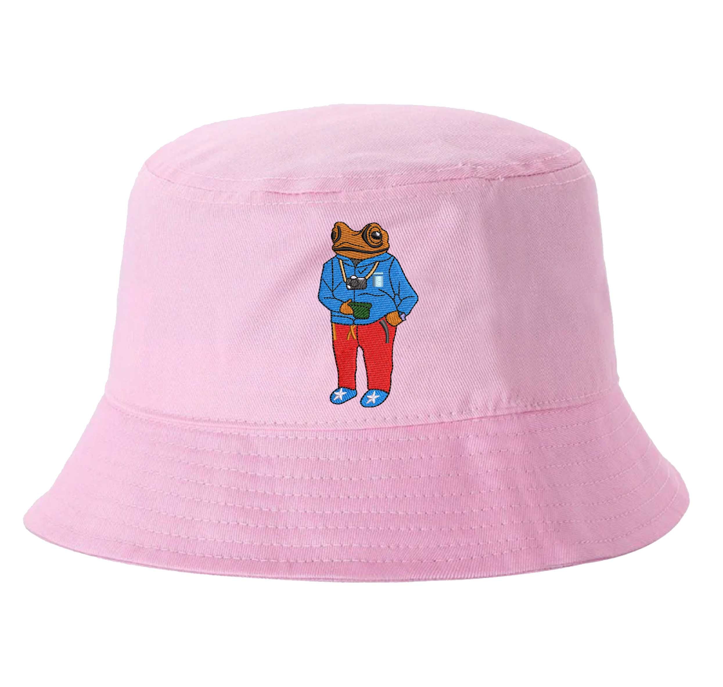Light Pink Front view of a 100% cotton bucket hat featuring a detailed Sapo Concho (Puerto Rican Crested Toad) in high-density embroidery on the center. - DSY Lifestyle