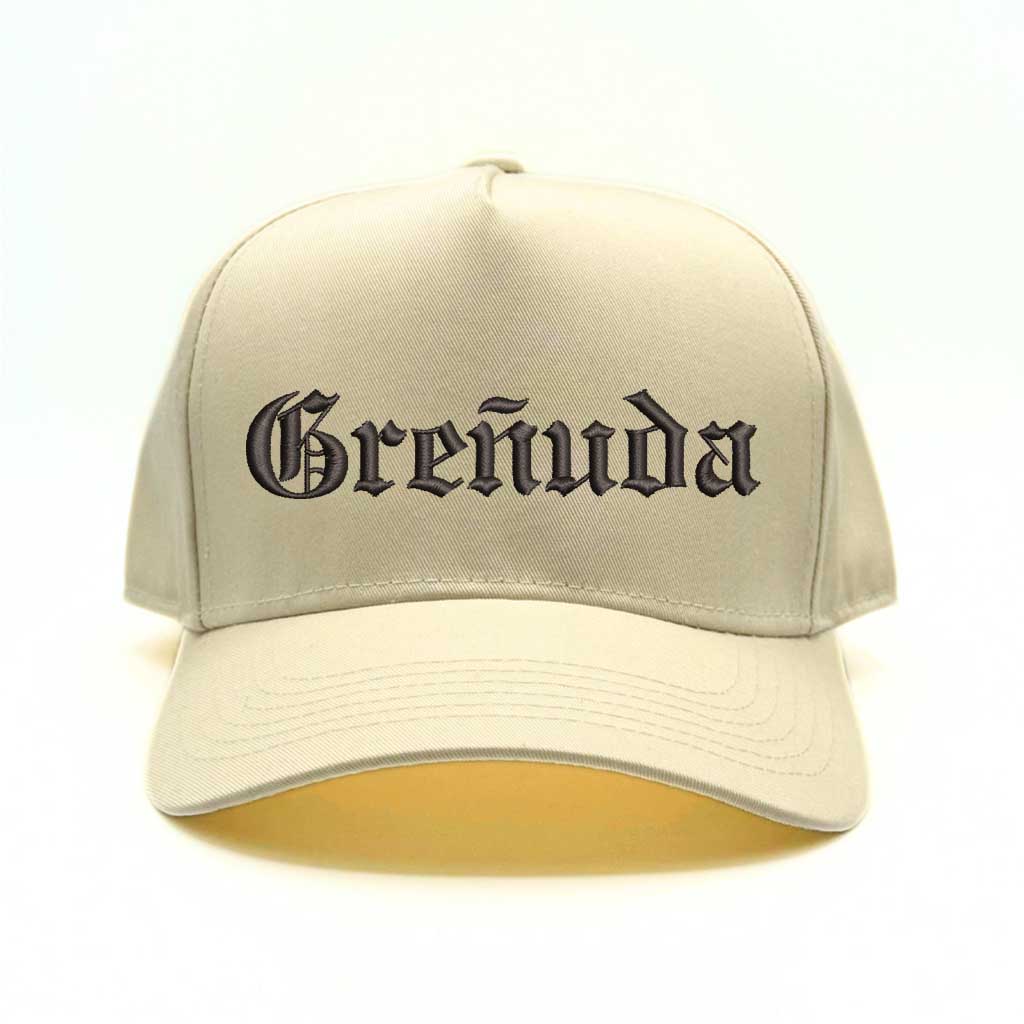 Greñuda Embroidered Two-Tone Baseball Hat for Effortlessly Chic Women