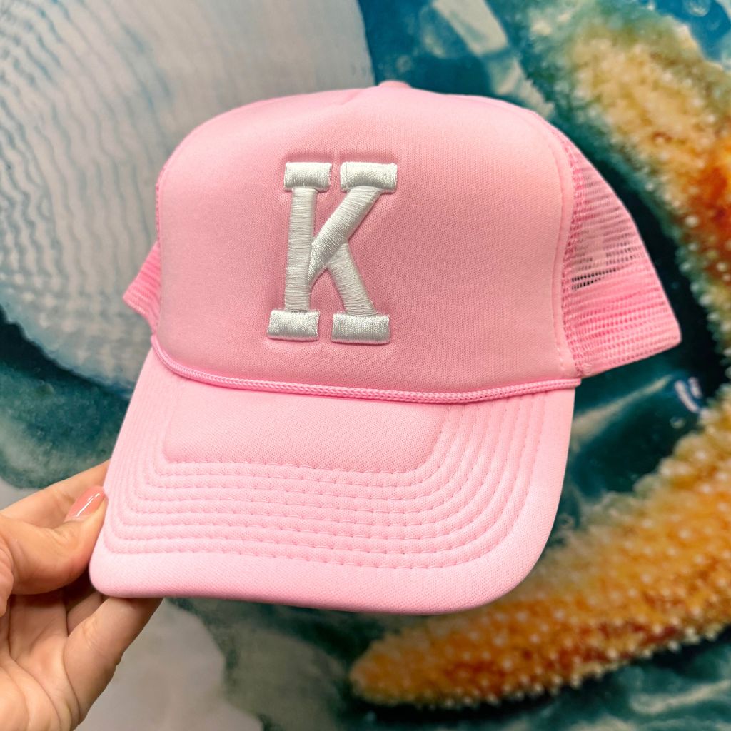 Light Pink trucker hat embroidered with letter B - DSY Lifestyle