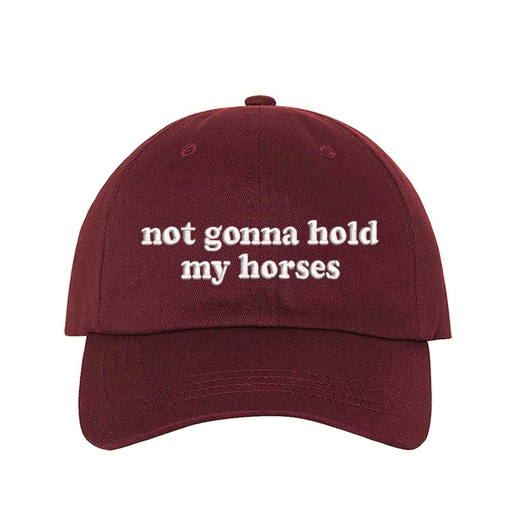 Burgundy “Not Gonna Hold My Horses” embroidered two-tone baseball hat, designed for confident women and country-inspired fashion lovers. – DSY Lifestyle.