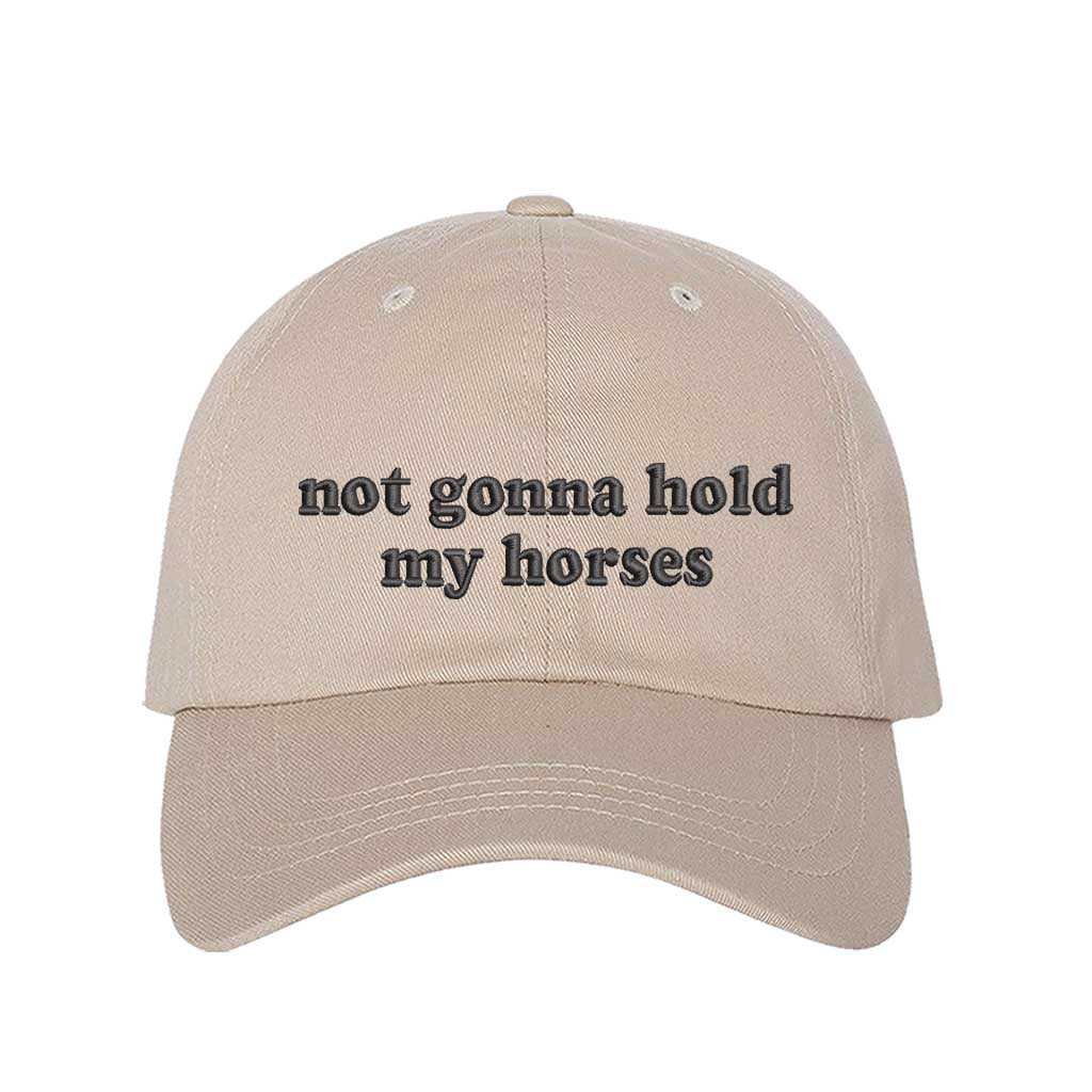 Stone “Not Gonna Hold My Horses” embroidered two-tone baseball hat, designed for confident women and country-inspired fashion lovers. – DSY Lifestyle.