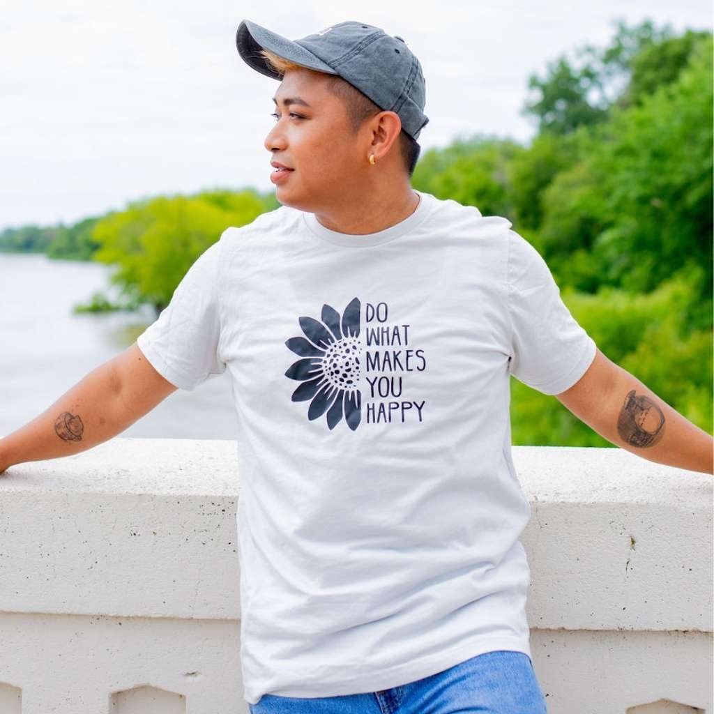 Male wearing a silver tshirt printed with Do what makes you happy - DSY Lifestyle