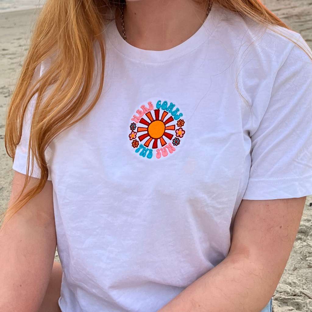 Here comes the sun embroidered white crop top - DSY Lifestyle