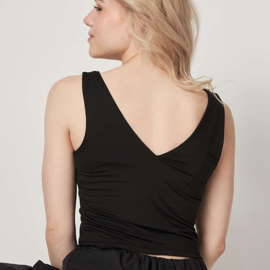 women wearing a black vneck top showing the back side of the vneck - DSY Lifestyle