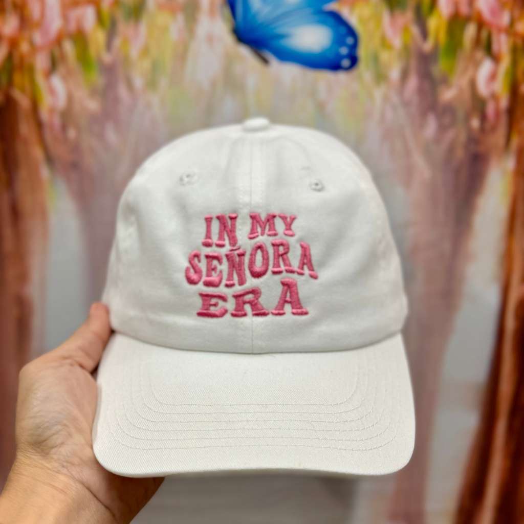 White baseball hat embroidered with the phrase in my senora era-DSY Lifestyle