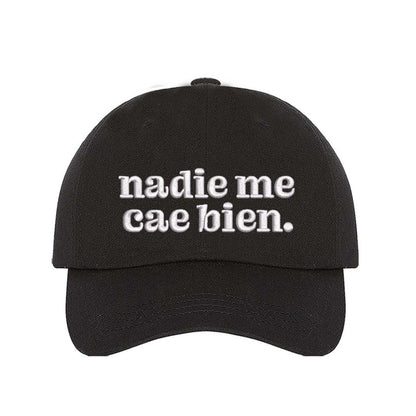 Black Nadie Me Cae Bien embroidered baseball hat with adjustable hook &amp; loop closure, funny Spanish phrase cap for casual style and humor – DSY Lifestyle.