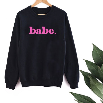 Black sweatshirt with Babe printed in pink in the front - DSY Lifestyle