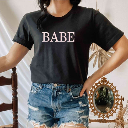 Black unisex tshirt printed with BABE in pink - DSY Lifestyle