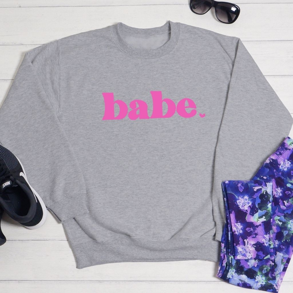 Gray sweatshirt with Babe printed in pink in the front - DSY Lifestyle