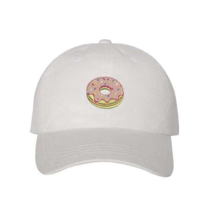 White baseball hat embroidered with pink donut emoji  - DSY Lifestyle