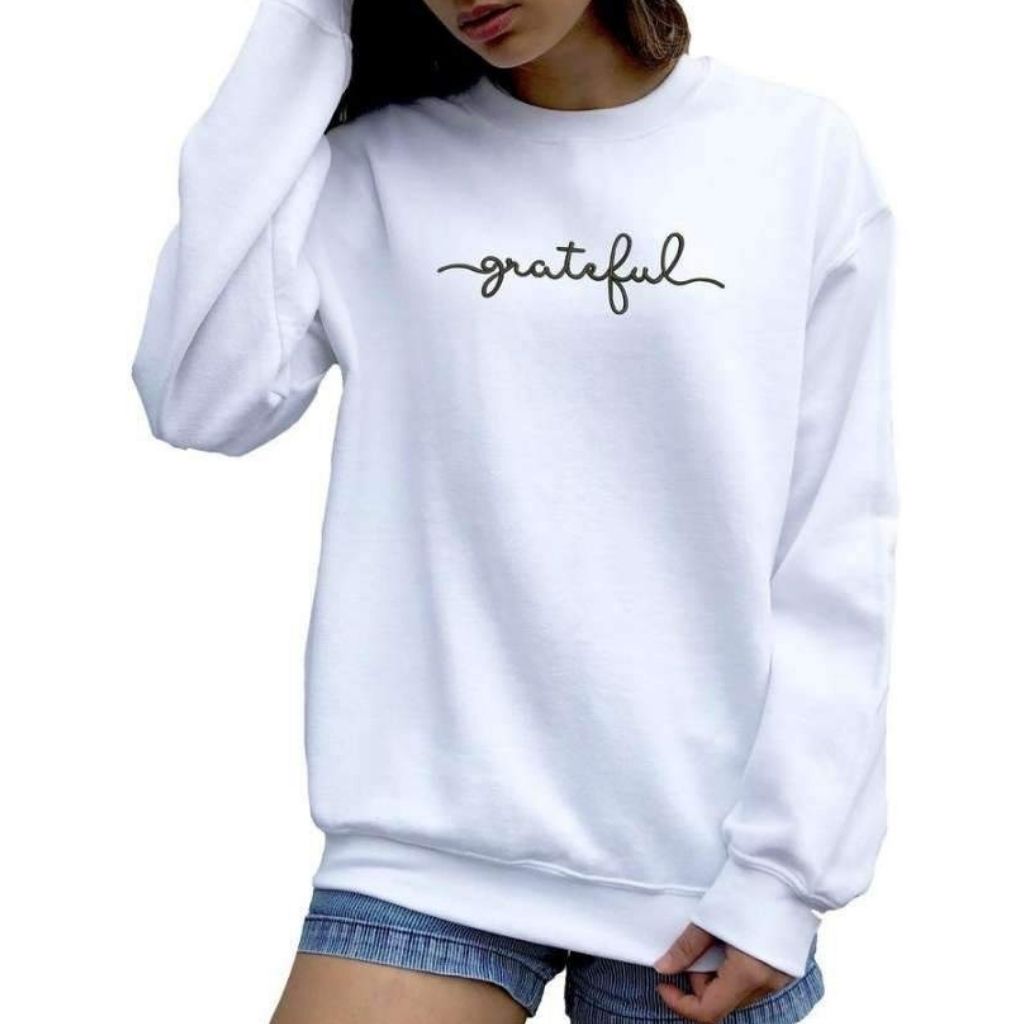 Female wearing a white sweatshirt embroidered with grateful - DSY Lifestyle