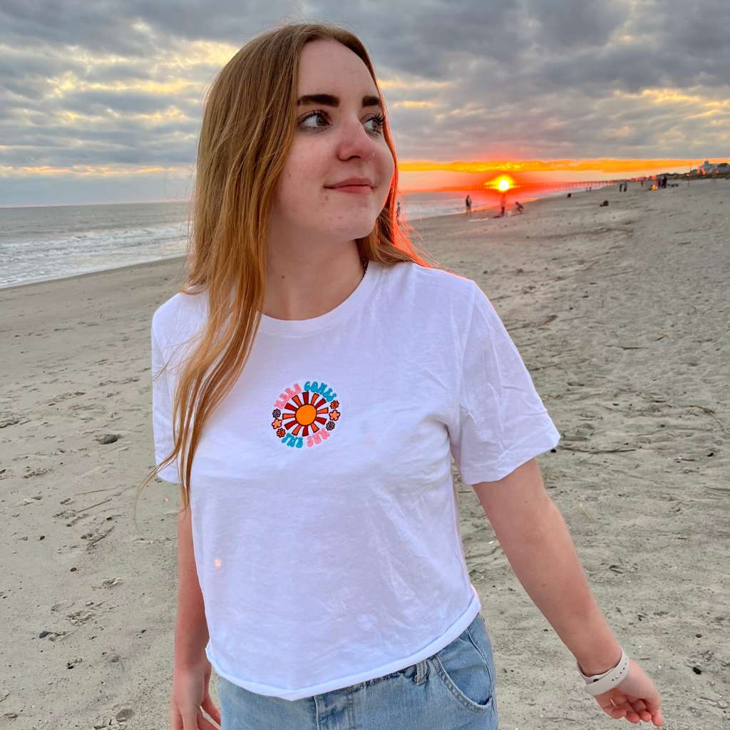 Here comes the sun embroidered white crop top - DSY Lifestyle