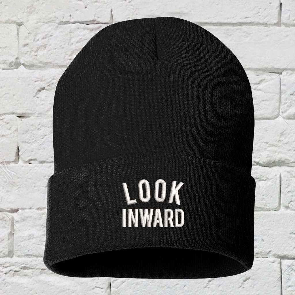 Black Beanie embroidered with look inward in white - DSY Lifestyle