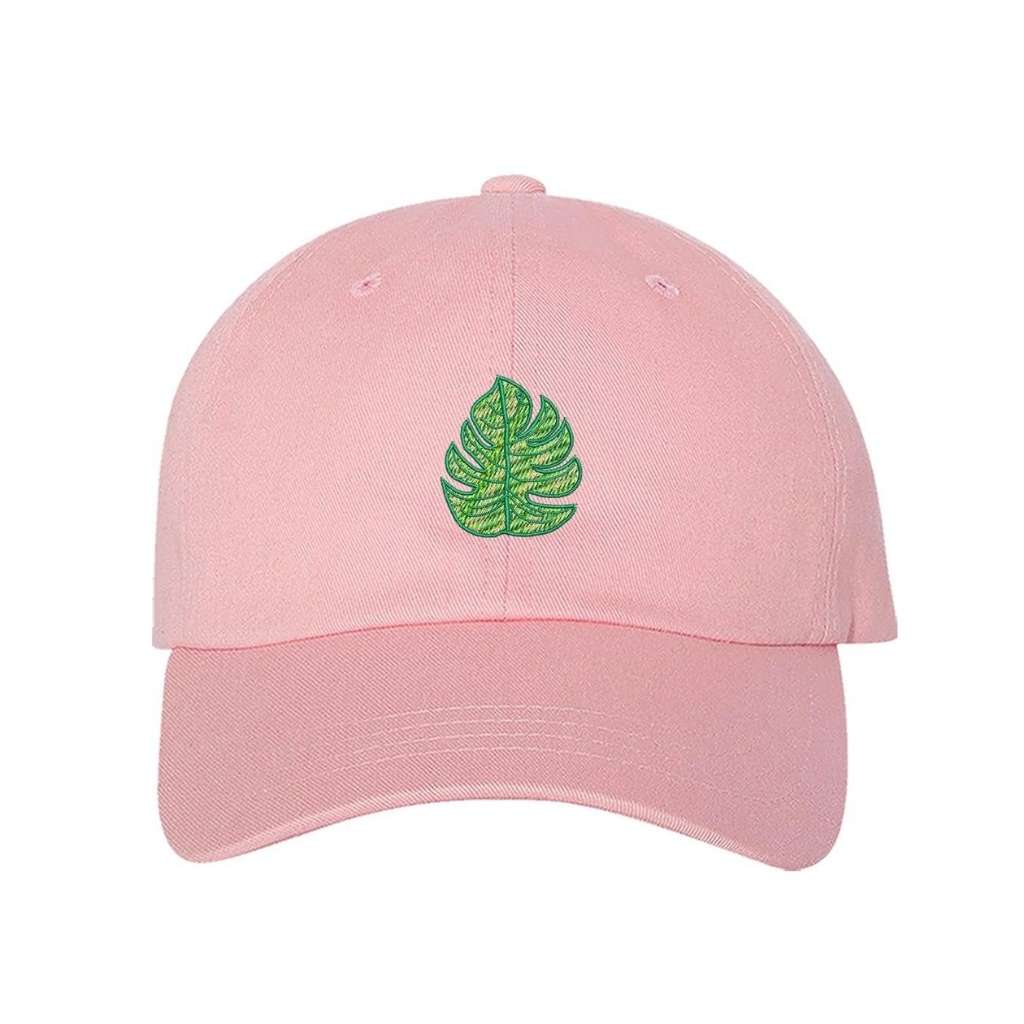 Light pink baseball hat with Monstera leaf embroidered in green - DSY Lifestyle